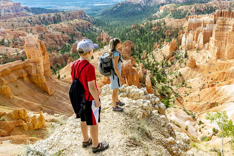 Family hiking in Bryce Canyon National Park, Utah
