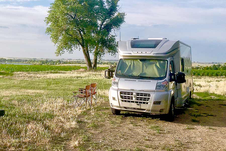 Motorhome parked on the grassy plains in the Midwest